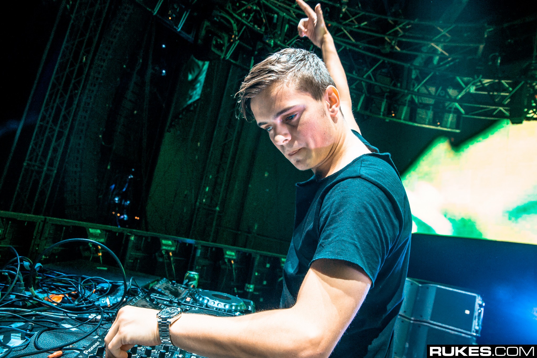 Martin Garrix Brings Out Dua Lipa & Teases New ID @ Coachella | Your EDM