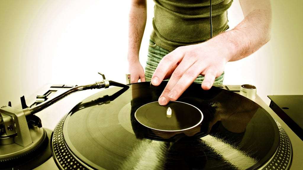 gramophone-record-phonograph-record-vinyl-record-record-hand-dj-music