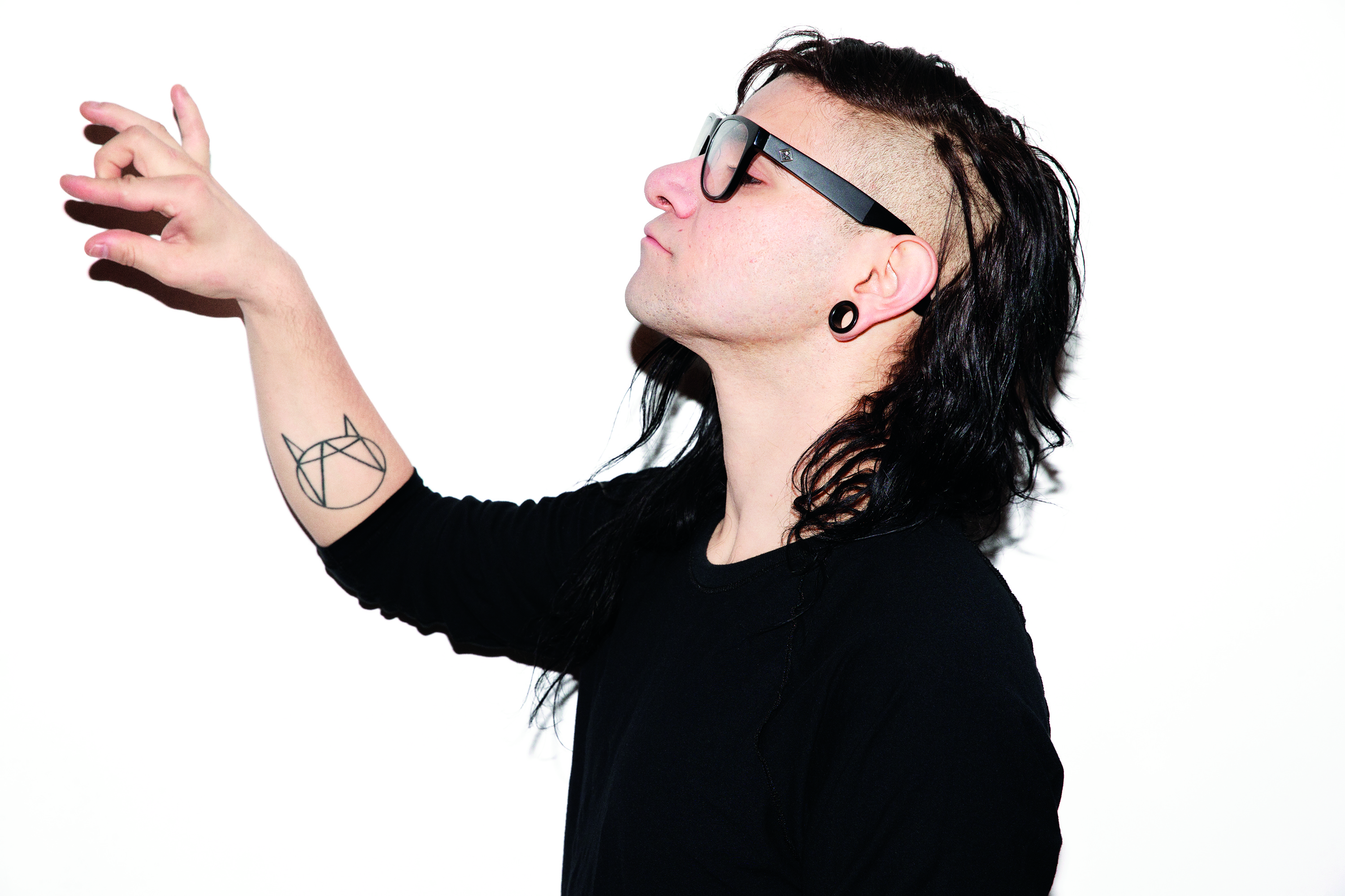 Скриллекс песни. Skrillex. Skrillex сейчас 2022. Skrillex Сонни Джон Мур. Скриллекс подстригся.