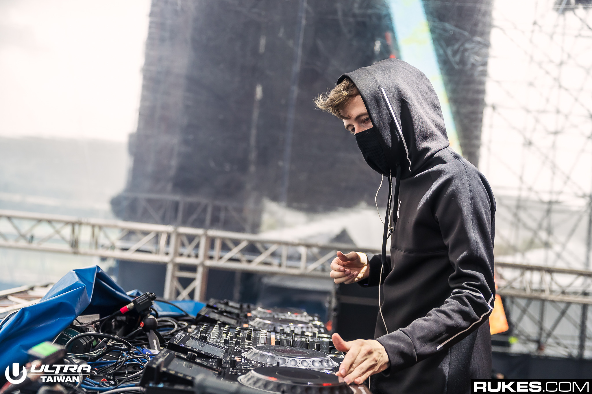 Alan Walker Releases Debut Album Different World Including His Most Iconic Tracks Listen Your Edm