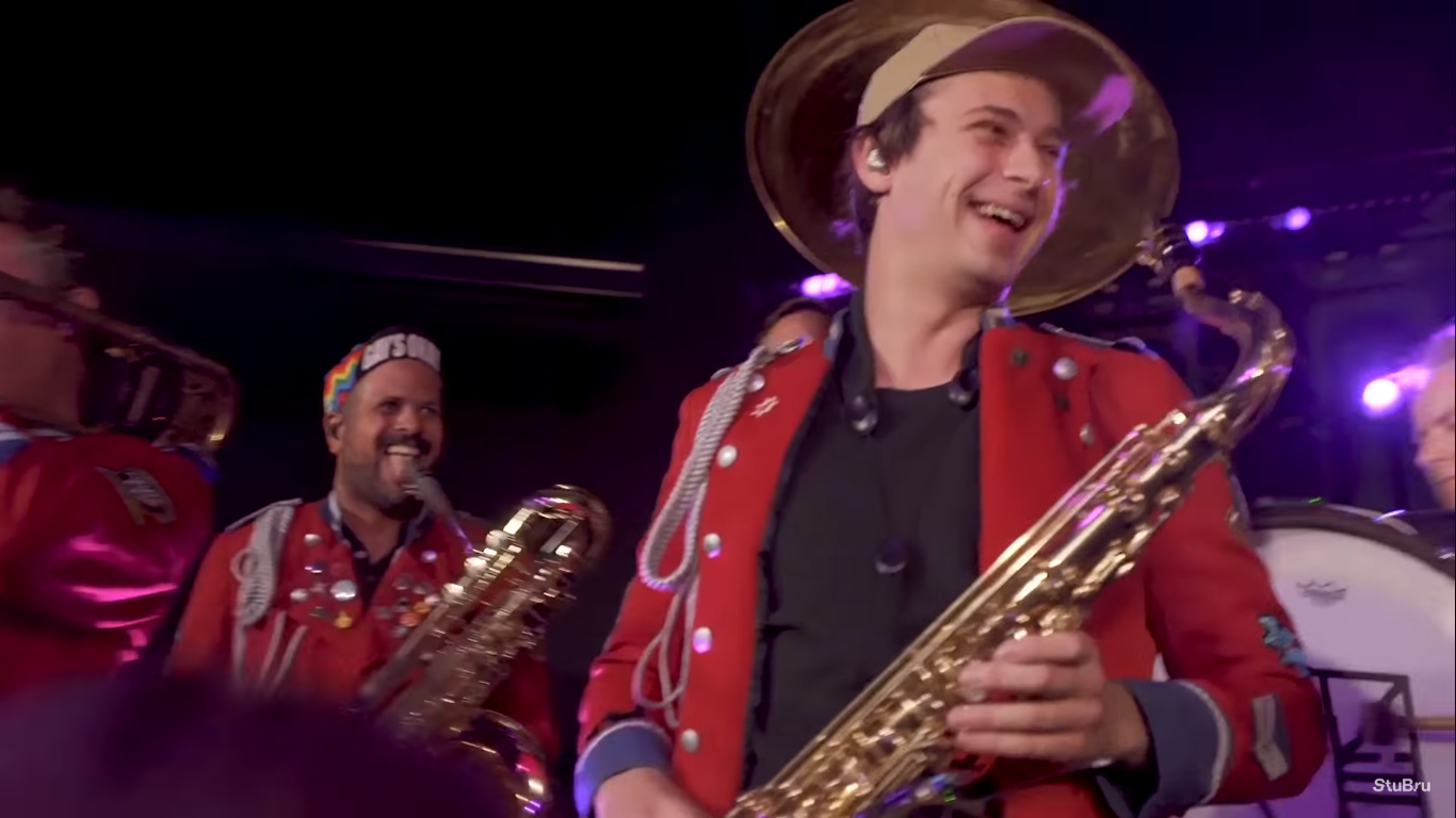 Flume Joins MEUTE On Saxophone For Acoustic Rendition Of “Rushing Back”